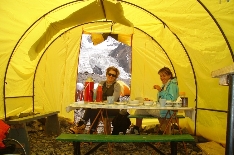 Столовая в лагере на 4200 под пиком Ленина - Ошская область Кыргызстана